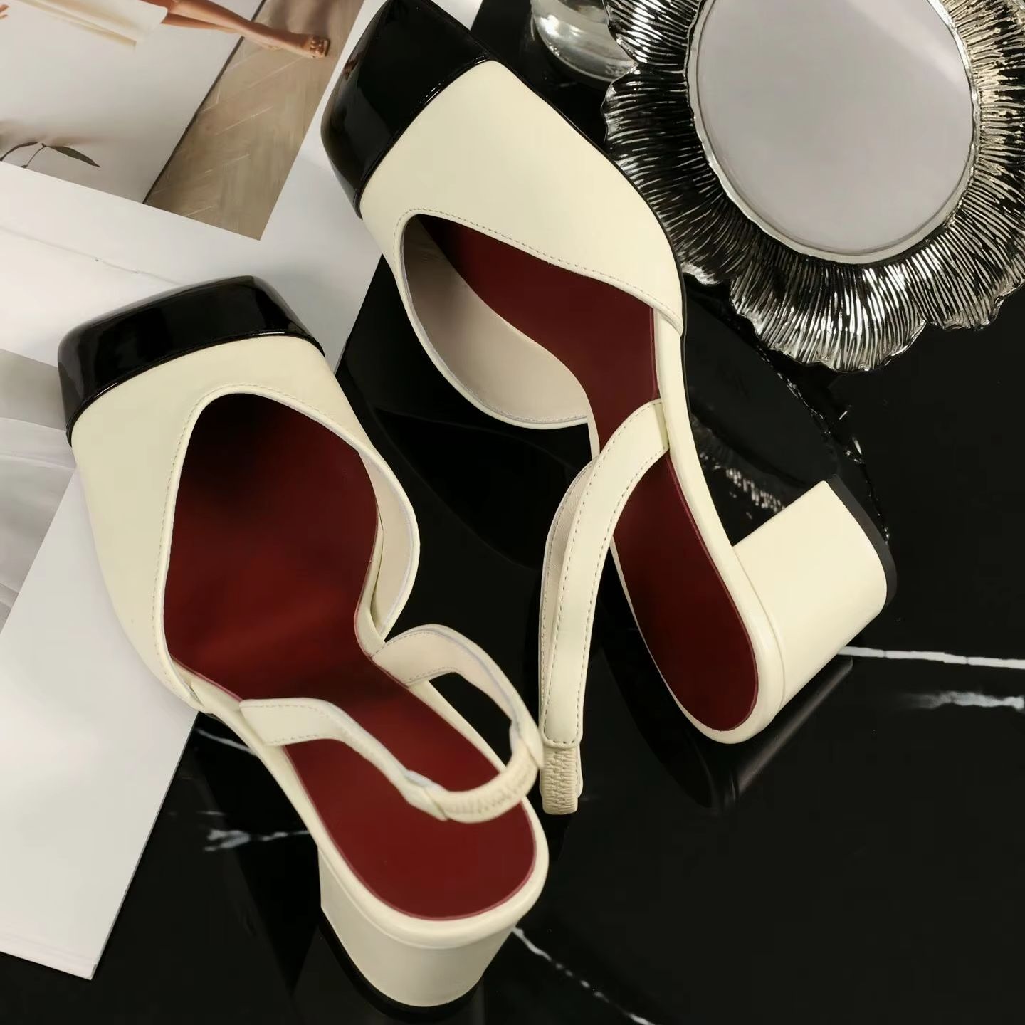 Women Shoes Sandals - Damskie czółenka z paskiem na pięcie,