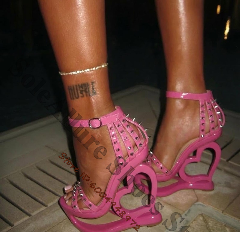 Peep Toe Heels - Sandały na koturnie w kolorze intensywnego